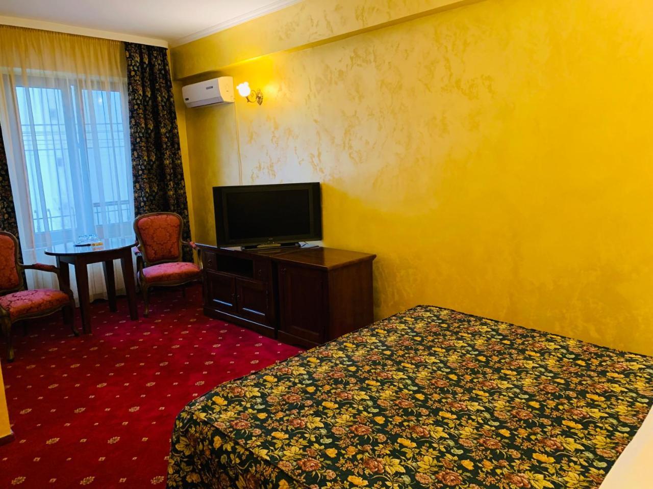 Vila Royal Hotel Bacau Bagian luar foto